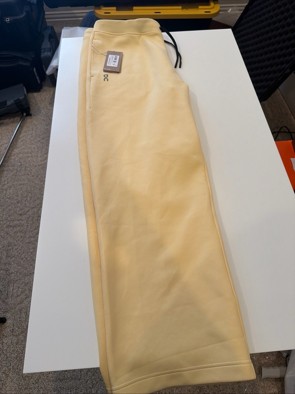 On Running Pale Yellow Track Pants - Picture 4 of 9